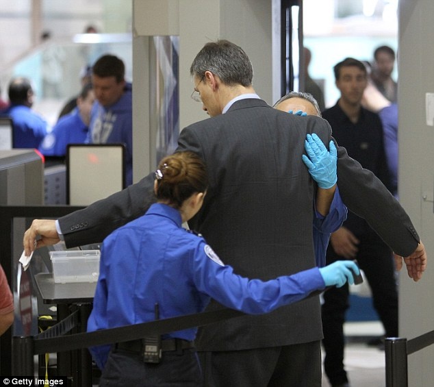 Nhân viên an ninh sân bay Mỹ kiểm tra hành khách. Ảnh: Getty Images