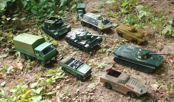 Dai su quan Nga dang anh xe tang do choi che gieu NATO hinh anh