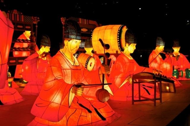 Trung thu tại Malaysia rộn ràng với nhiều hoạt động như  ngắm trăng, thưởng thức bánh trung thu , rước đèn lồng và kiệu hoa mô hình chị Hằng, tiên nữ. 