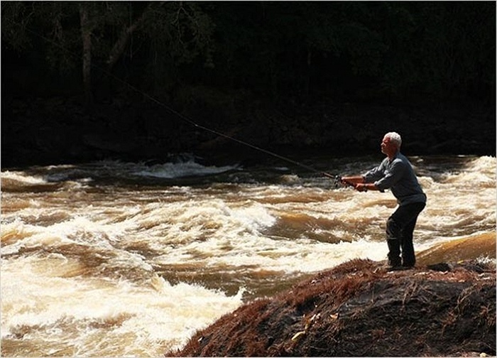 Wade thả dây câu trên sông Courantyne, phía Bắc của Nam Mỹ.