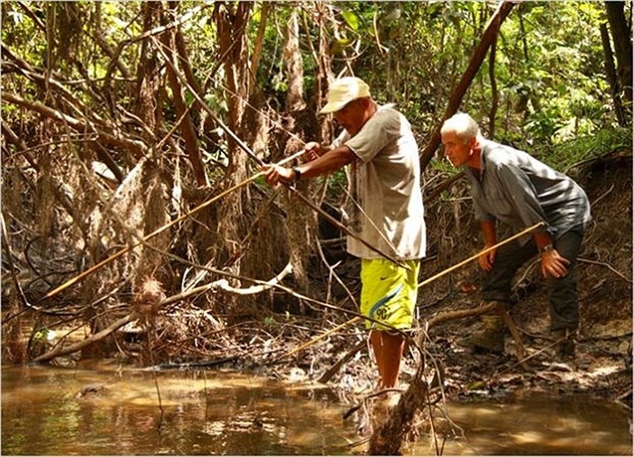 Ông còn học cách săn cá bằng cung tên.