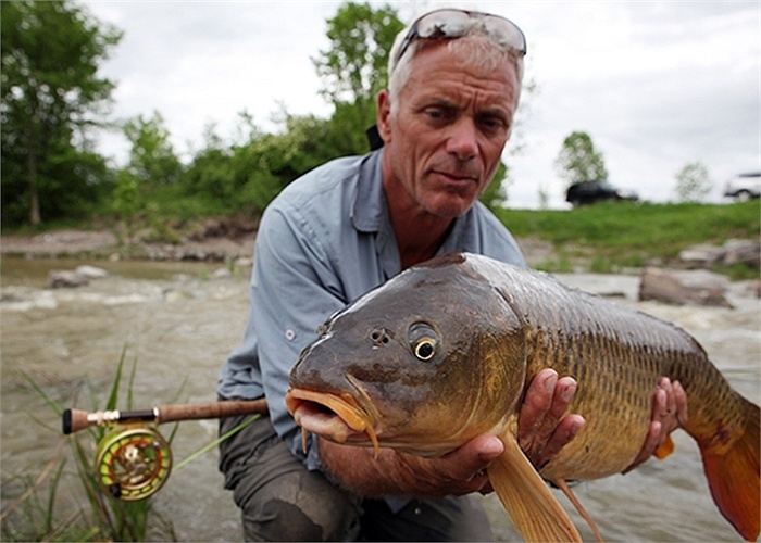 Jeremy Wade bên cạnh một con cá khổng lồ mới câu.