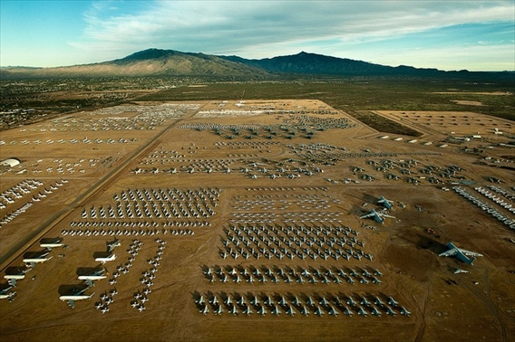 Căn cứ không quân Davis-Monthan là một “nghĩa trang máy bay” rất lớn của Mỹ, là nơi tập kết và bảo quản hàng nghìn máy bay chiến đấu, máy bay trực thăng “về hưu” của Bộ quốc phòng Mỹ, lực lượng bảo vệ bờ biển, Cục hàng không vũ trụ, lực lượng vệ binh quốc gia và 1 số lực lượng khác.