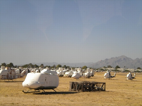 Căn cứ không quân này nằm ở phía tây nam sa mạc Arizona. Một trong những lý do người ta lưu giữ những chiếc máy bay này ở đây là vì lượng mưa ít, độ ẩm thấp, đất phèn, ít xói mòn, ít xảy ra sự gỉ sét, nền đất cứng nên chúng có thể là bãi đỗ mà không cần xây dựng các thảm bê tông kiên cố..