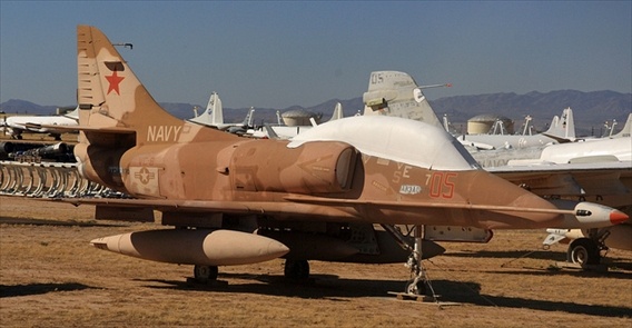 iều nước đã mua sắm các máy bay, chiến hạm cũ của Hoa Kỳ, nhưng hàng năm vẫn còn một số lượng máy bay rất lớn được đưa vào các “nghĩa trang” này.. Trong ảnh là máy bay cường  kích 