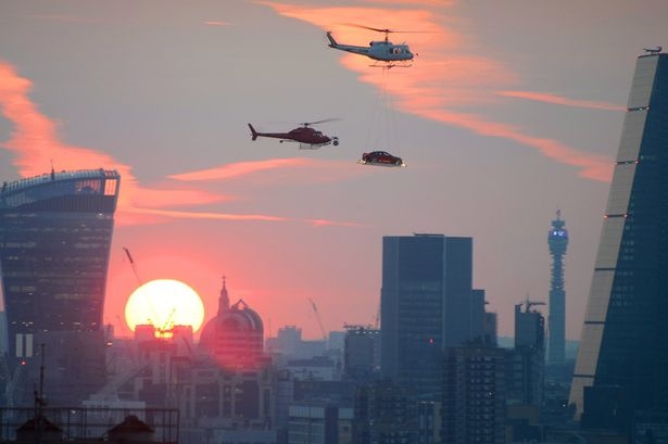 Dan Anh sung sot truoc canh o to bay tren troi hinh anh