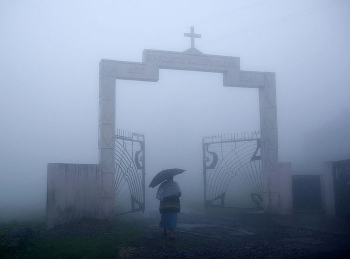 Cổng nhà thờ trong làng mờ mịt trong hơi nước.
