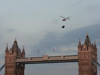 “Một chiếc xe hơi treo lơ lửng bên dưới trực thăng và sáng rực dưới ánh đèn”, Rich Stakounis, một người dùng Twitter, chia sẻ.