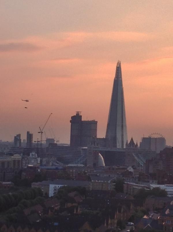 Thực chất cảnh tượng thú vị này là một phần trong chiến dịch quảng cáo dòng xe thể thao mới XE của thương hiệu xe hơi hạng sang Jaguar. Hãng xe xác nhận đã dùng trực thăng để đưa mẫu xe thể thao mới XE của công ty đến London để kịp buổi ra mắt sản phẩm vào ngày 8/9. Mẫu xe mới dự kiến có mức giá khoảng 30.000 bảng Anh.