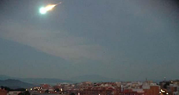 Thien thach tao thanh qua cau lua khi bay qua Tay Ban Nha hinh anh