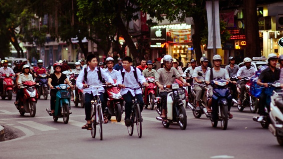 Để băng qua đường tại Hà Nội cần kỹ năng và sự tự tin. Ảnh: AirAsia