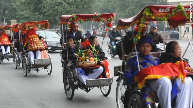 Một đoàn rước dâu bằng xe xích lô ở Hà Nội. Ảnh: CNN