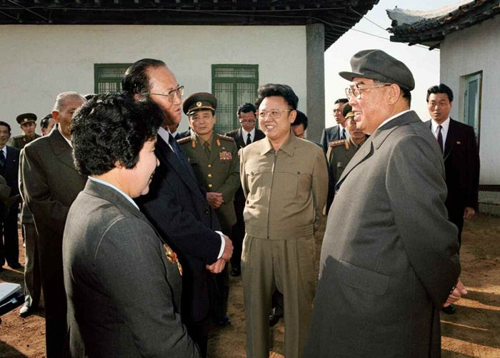 Cha con cố lãnh đạo Kim II Sung thị sát nông trường tháng 11/1986. 