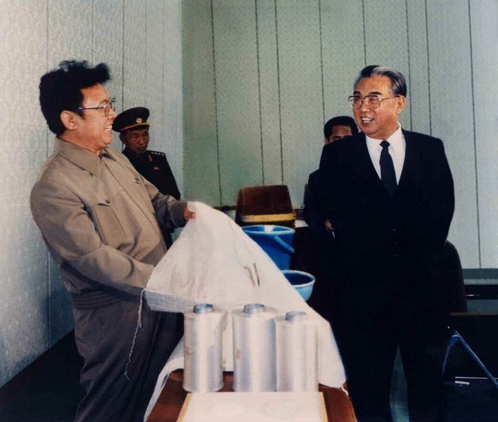 Cha con cố lãnh đạo Kim II Sung kiểm tra chất lượng sản phẩm nghiên cứu khoa học hồi tháng 11/1987. 
