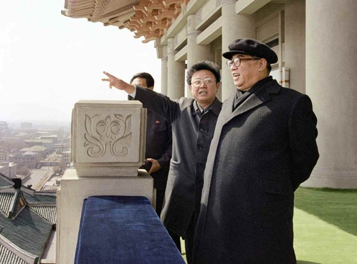 Cố lãnh đạo Kim II Sung và Kim Jong-in trong chuyến thăm Đại học Nhân dân Triều Tiên tháng 4/1982. 