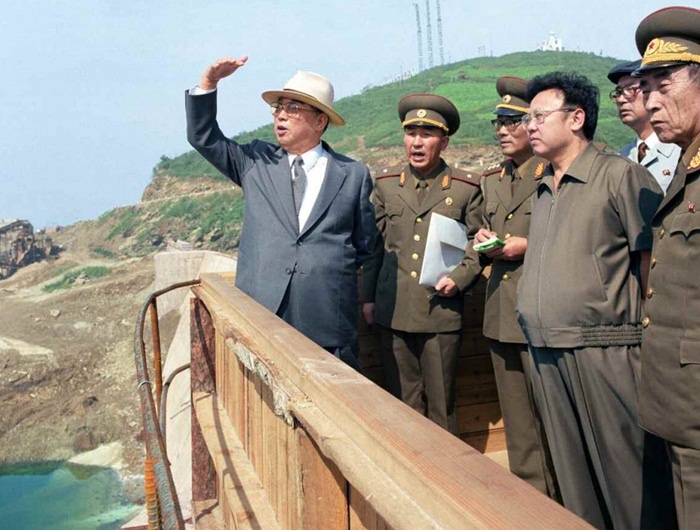 Cố lãnh đạo Kim II Sung và Kim Jong-il thị sát công trình đang thi công vào tháng 9/1985. 