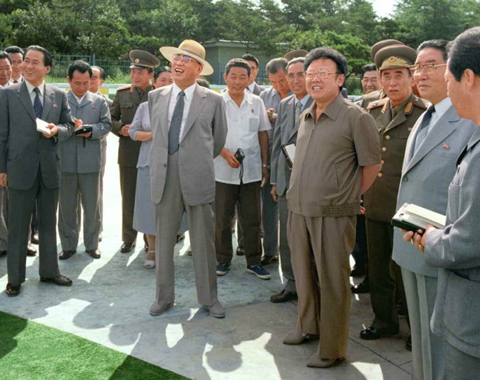 Cha con cố lãnh đạo Kim II Sung thăm công viên nước Mangyongdae hồi tháng 8/1985. 