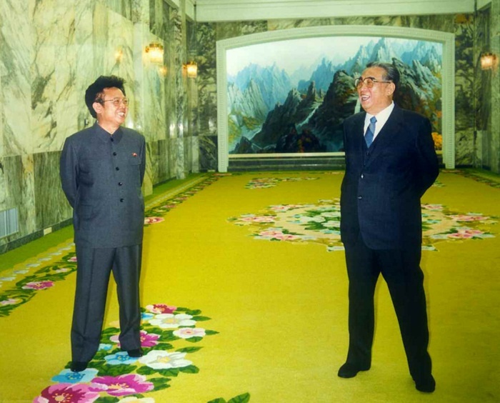 Bức ảnh chụp cha con cố lãnh đạo Kim II Sung và Kim Jong Il tháng 4/1985. 