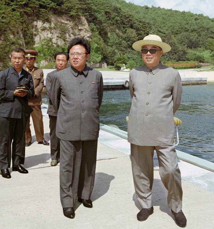 Báo Triều Tiên đăng tải loạt ảnh cha con cố lãnh đạo Kim II Sung và Kim Jong Il trong các chuyến thị sát nhân dịp 66 năm ngày thành lập nước này. 