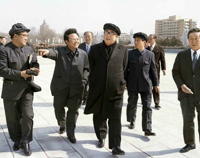 Cố lãnh đạo Kim II Sung và lãnh đạo Kim Jong-in thăm tháp Juche ở Triều Tiên tháng 4/1982. 