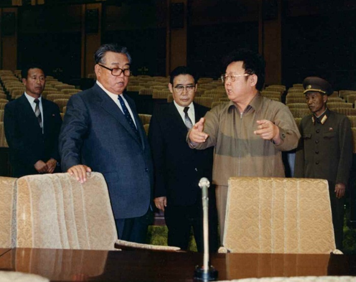 Hai cha con Kim II Sung thăm Đài tưởng niệm Mansudae ở Bình Nhưỡng tháng 10/1984. 
