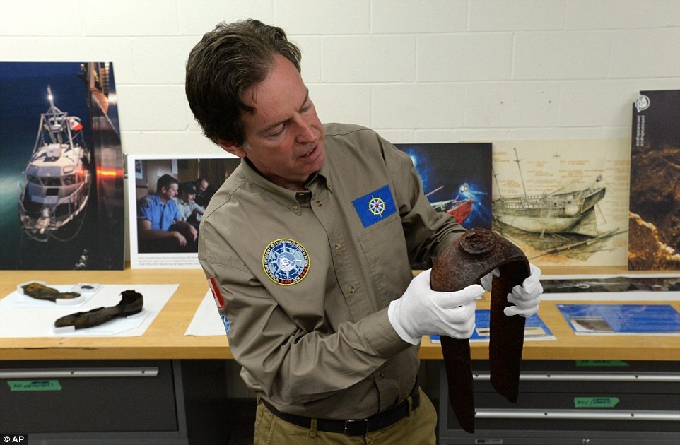 John Geiger, chủ tịch Hiệp hội Địa lý Hoàng gia Canada cầm một thanh sắt của tàu Hải quân Hoàng gia Anh. Đây là bằng chứng quan trọng dẫn tới việc phát hiện ra con tàu. 