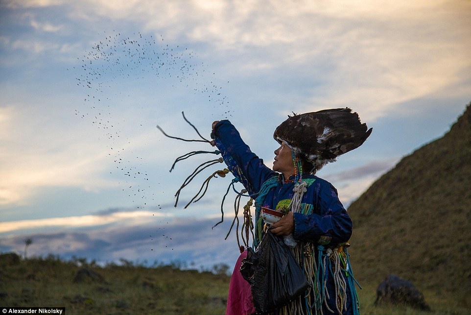 Một người tham gia gieo rắc hạt giống xung quanh ngọn núi linh thiêng.