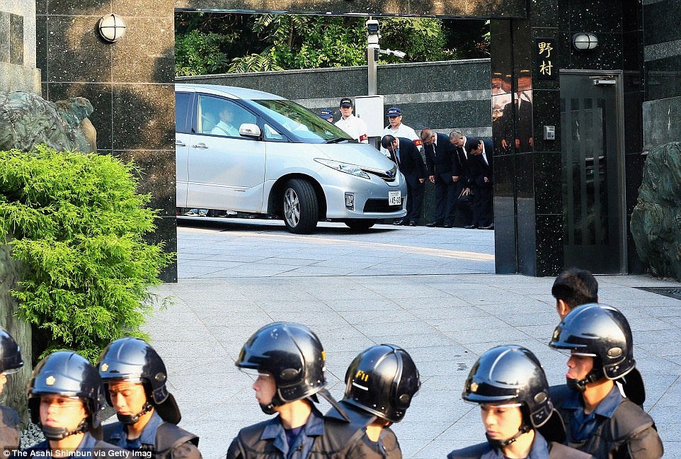 Xe chở trùm tội phạm Nomura rời nhà riêng của y. Ảnh: Asahi/Getty