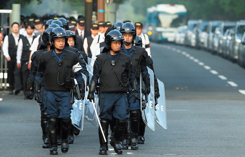 Canh sat Nhat xong vao nha trum toi pham khet tieng hinh anh