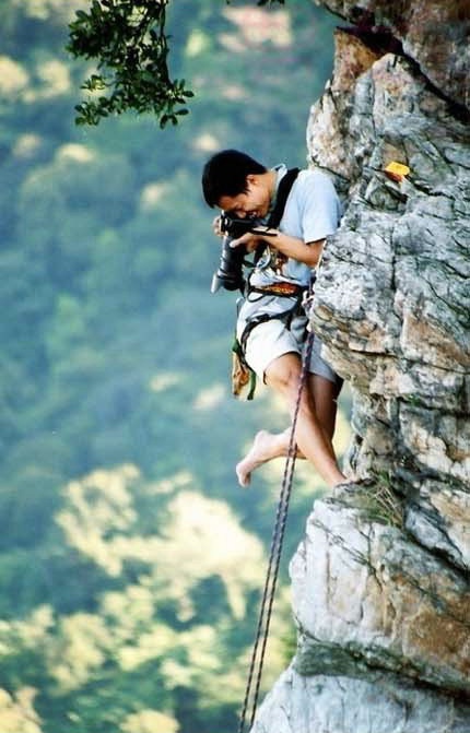 Treo người trên vách dựng đứng để chụp cảnh quan dưới chân núi. 