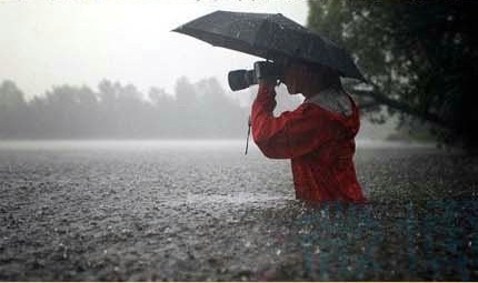 Mưa rơi xối xả không thể ngăn tay săn ảnh bỏ lỡ những khung hình ấn tượng. 