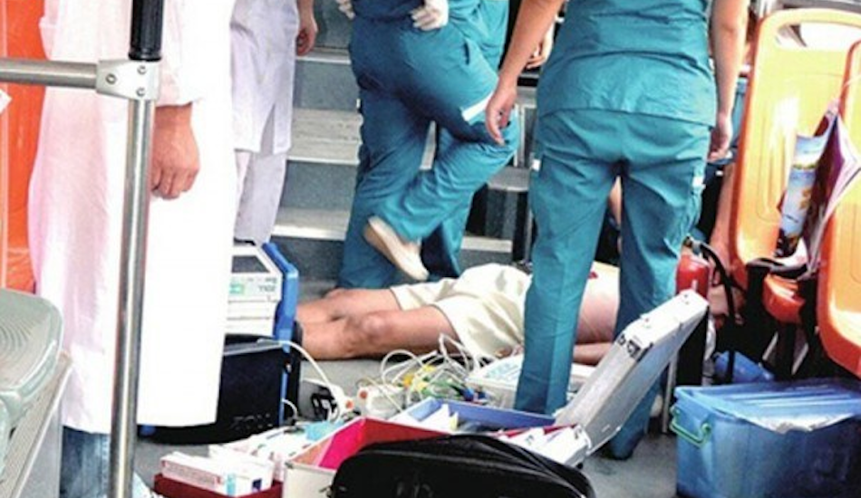 Cu gia dot tu vi doi thanh nien nhuong ghe tren xe bus hinh anh