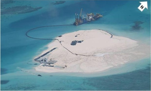 Hoạt động cải tạo đất phi pháp của Trung Quốc trên bãi Gạc Ma ở quần đảo Trường Sa. Ảnh do quân đội Philippines chụp được mùa hè năm nay. Ảnh: Inquirer