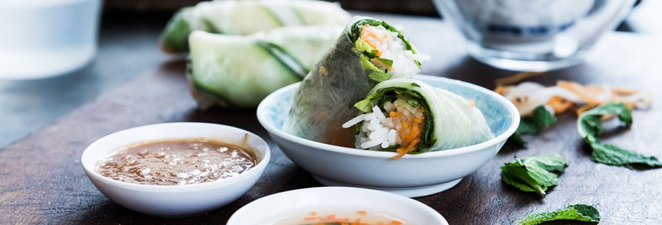 Gỏi cuốn Việt Nam ăn cùng tương đậu nành. Ảnh: Yum