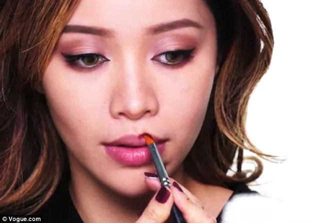 Michelle Phan trong một video hướng dẫn trang điểm. Ảnh: Vogue