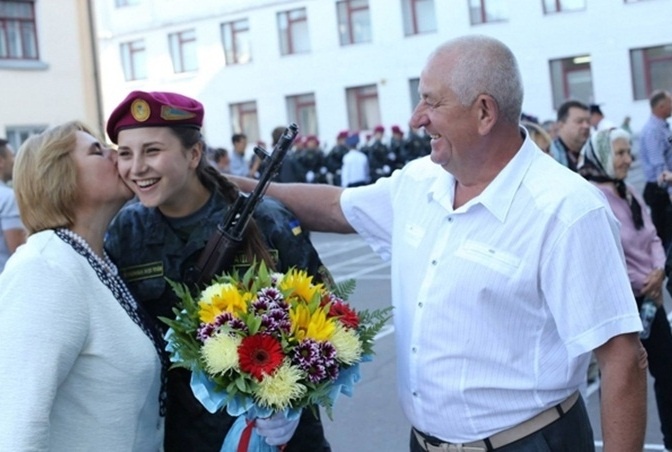 Một nữ tân binh tạm biệt người thân lên đường nhập ngũ