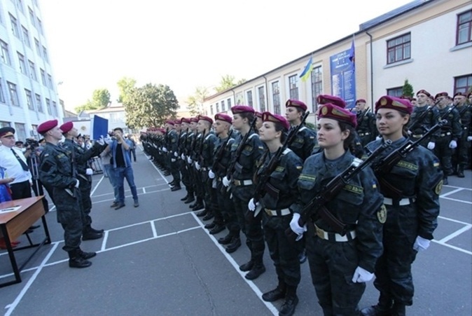 Xung đột kéo dài ở miền Đông Ukraine buộc nữ giới phải cầm súng