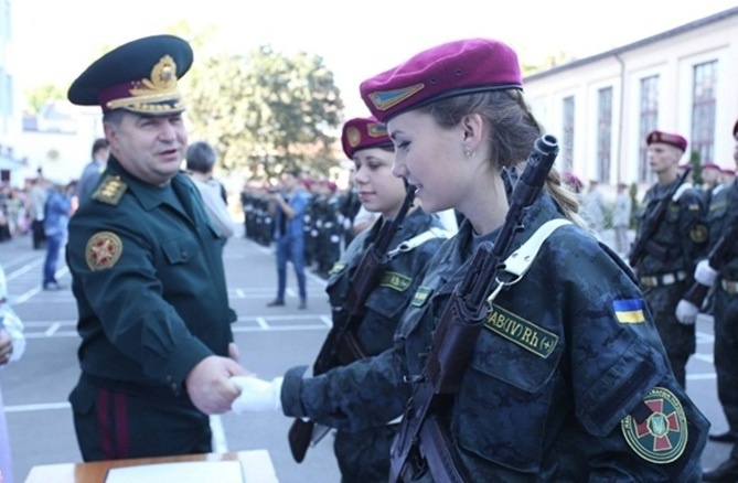 Ngày càng nhiều phụ nữ ở Ukraine xin gia nhập lực lượng Vệ binh quốc gia Ukraine