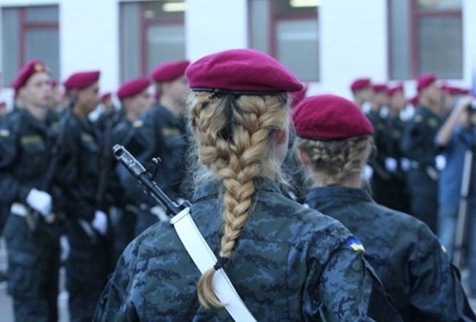 Những nữ tân binh cầm súng lên đường