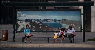 Nhịp sống tại các vùng đô thị ở đất nước bí ẩn nhất hành tinh cũng đổi thay. Những chiếc xe buýt  cũ vẫn đều đặn đón khách dọc theo những con đường lớn, giáo viên và học sinh tới lớp mỗi sáng, các nhân viên văn phòng không bỏ lỡ một ngày làm việc.  Ảnh: Diplomat