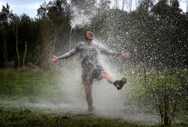 Người đàn ông này thích thú nhảy dưới những tia nước. 