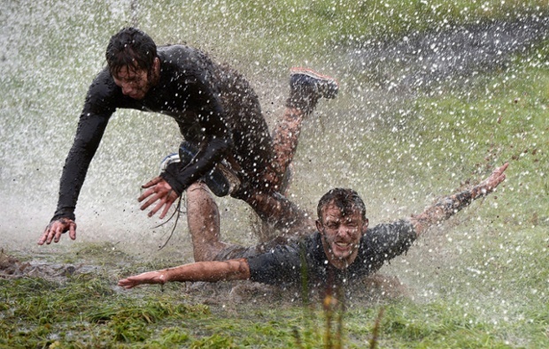 Hai chàng trai trượt trên đường đua. 