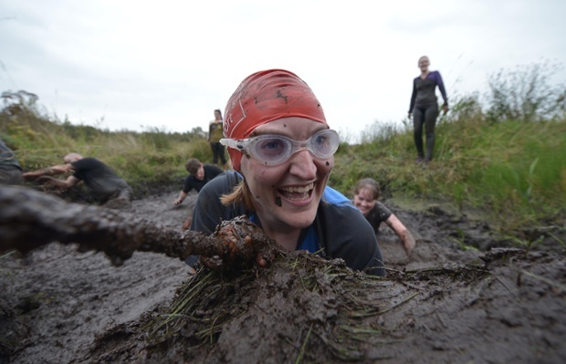 Một người chơi đội mũ bơi và đeo kính để bảo vệ tóc và mắt. 