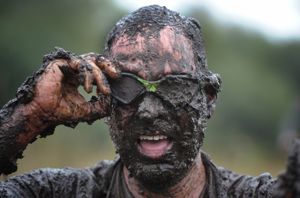 Lớp bùn phủ kín khuôn mặt và dính lên kính của người đàn ông.