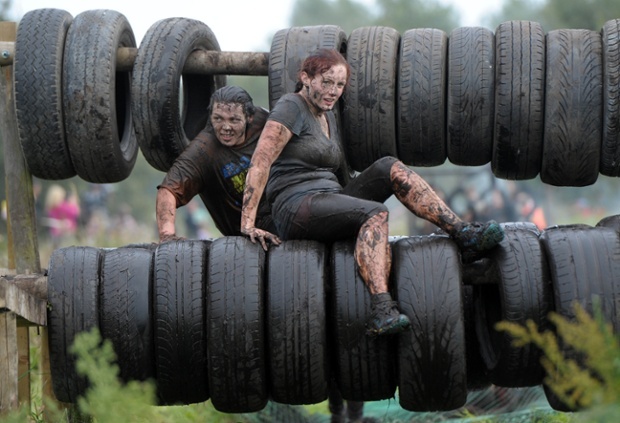 Người chơi phải vượt qua thử thách chui qua những lốp xe hơi.