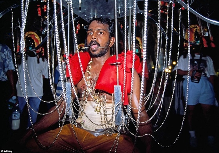 Người đàn ông móc chi chít xích sắt vào người trong lễ hội.