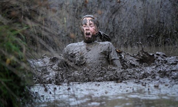 Cô gái nổi lên khỏi mặt ao đầy bùn. 