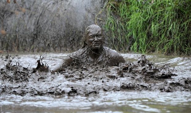 Cuoc thi chay trong bun o chau Au hinh anh