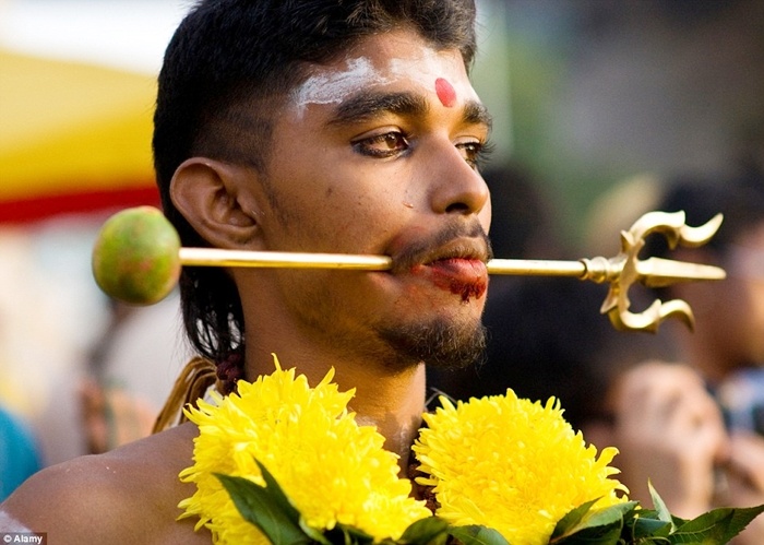 Một người Malaysia trong lễ hội thờ thần chiến tranh, Chúa tể Murugan trong đạo Hindu.