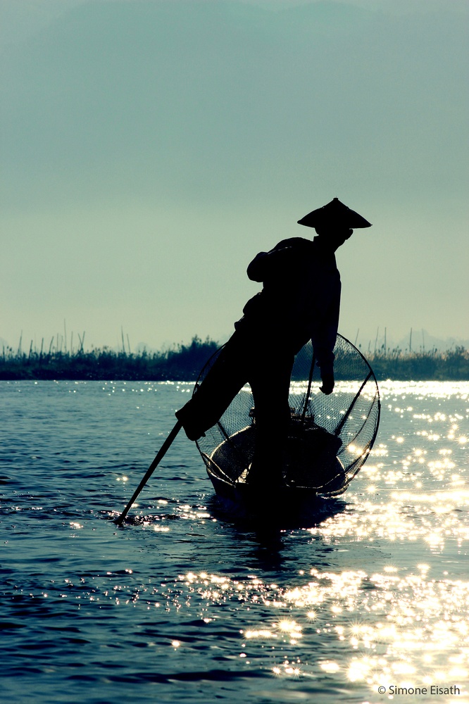 Hình ảnh ngư dân đứng chênh vênh trên con thuyền nhỏ trong tác phẩm của nhiếp ảnh gia Simone Eisath của Italy mang tới 